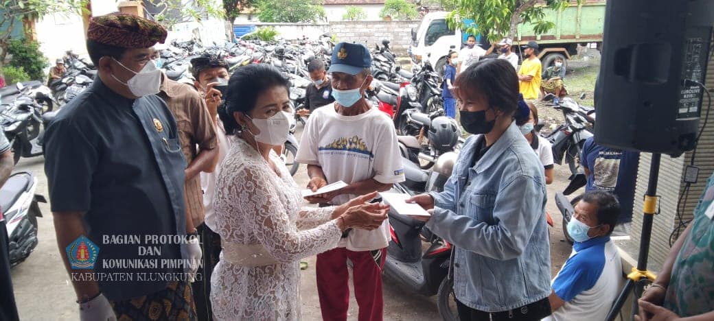 Wakil Bupati Klungkung I Made Kasta di dampingi Ny. Sri Kasta menghadiri acara pembagian Bantuan Langsung Tunai (BLT) tahap II