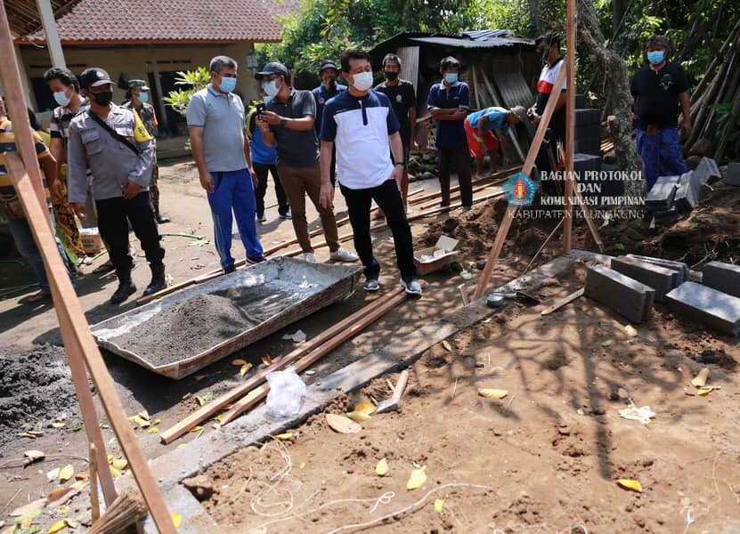 Bupati Suwirta Bantu Pembangunan Dapur KK Miskin di Tusan