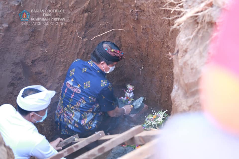 Bupati Suwirta Melaksanakan Peletakan Batu Pertama Pembangunan TK Negeri Gema Santi