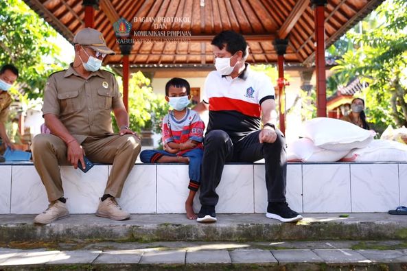 Bupati Suwirta Serahkan Bantuan Kepada ODGJ dan Penyandang Disabilitas