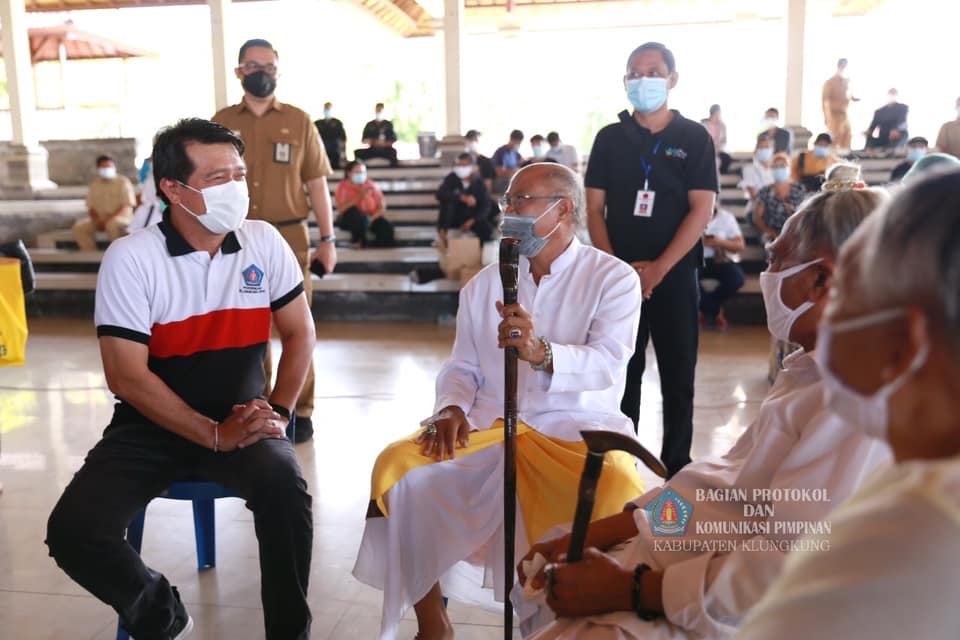 Bupati Suwirta Tinjau Vaksinasi Ida Sulinggih dan Pengurus Koperasi diBalai Budaya Klungkung
