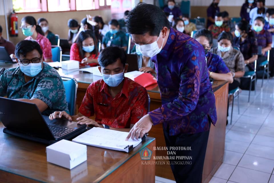Bupati Suwirta Evaluasi Langsung APLIKASI KLUNGKUNG SOLUSI untuk Bisa Ambil Keputusan Cepat dan Akurat