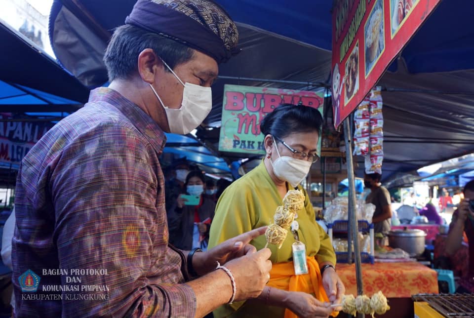 Bupati Suwirta Bersama BPOM Sidak Makanan Buka Puasa