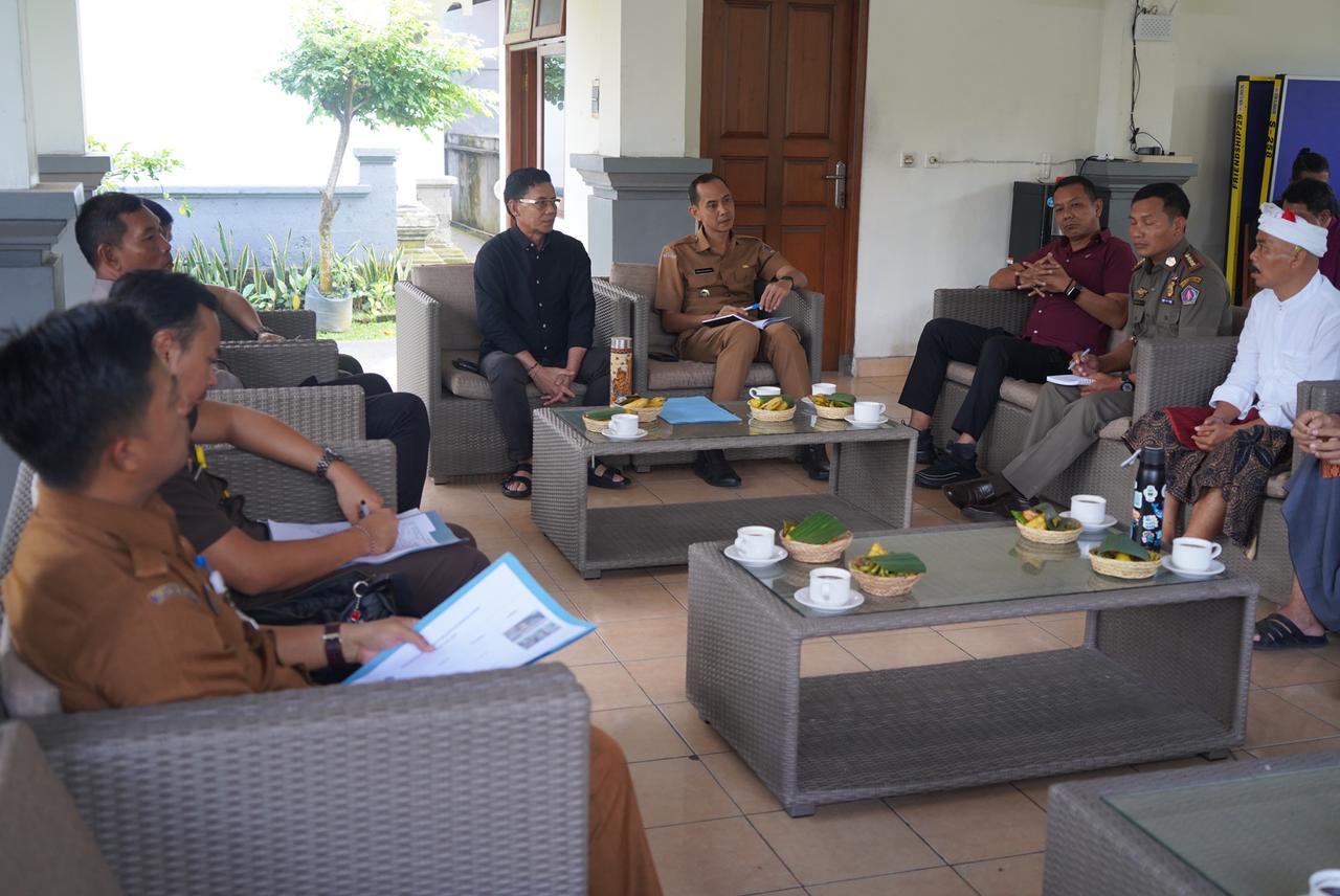 Bupati Satria Stop Aktivitas Pengerukan Bukit di Kecamatan Dawan
