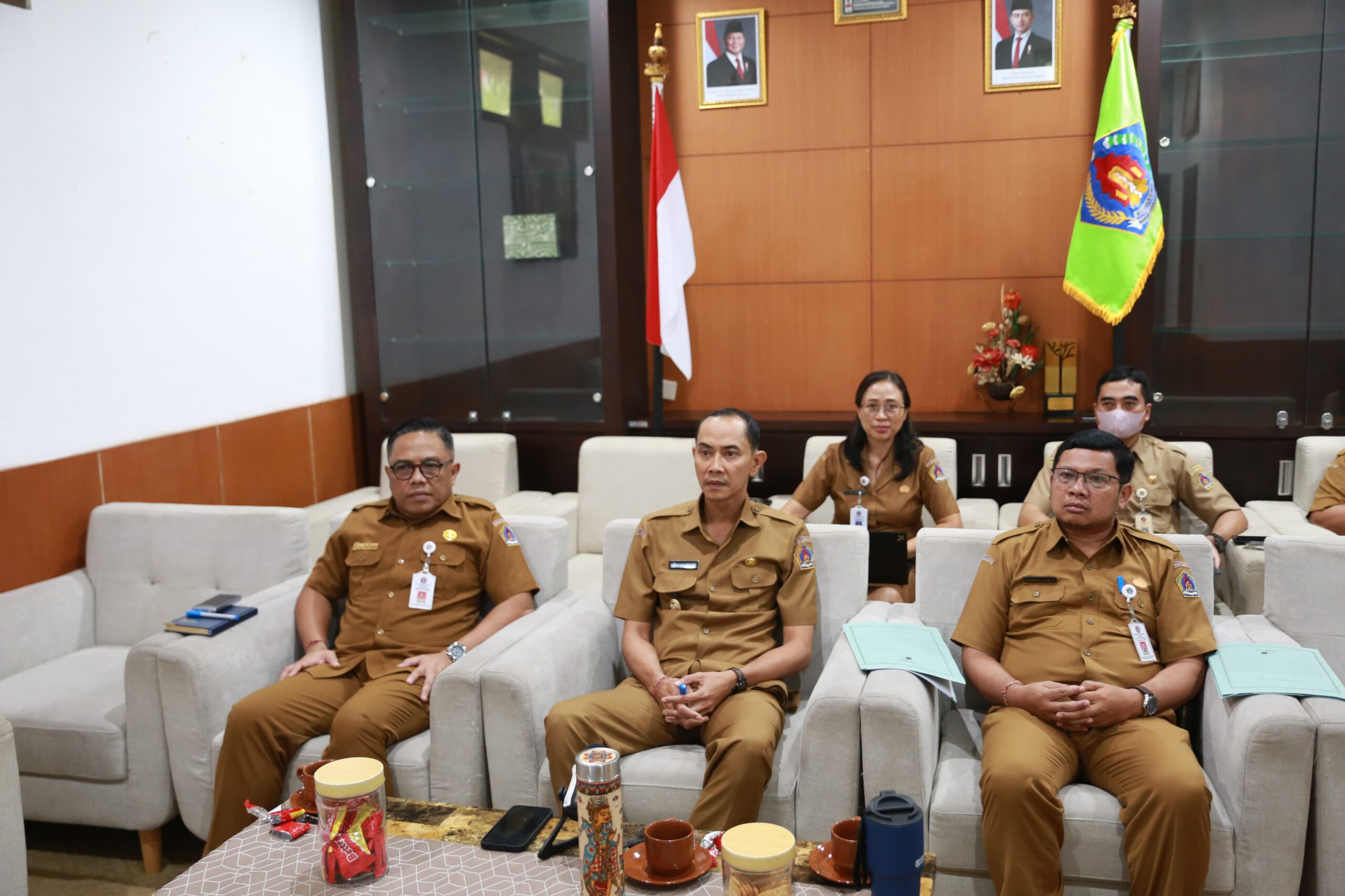 Wakil Bupati Klungkung Mengikuti Rapat Kerja dan Rapat Dengar Pendapat melalui Video Conference