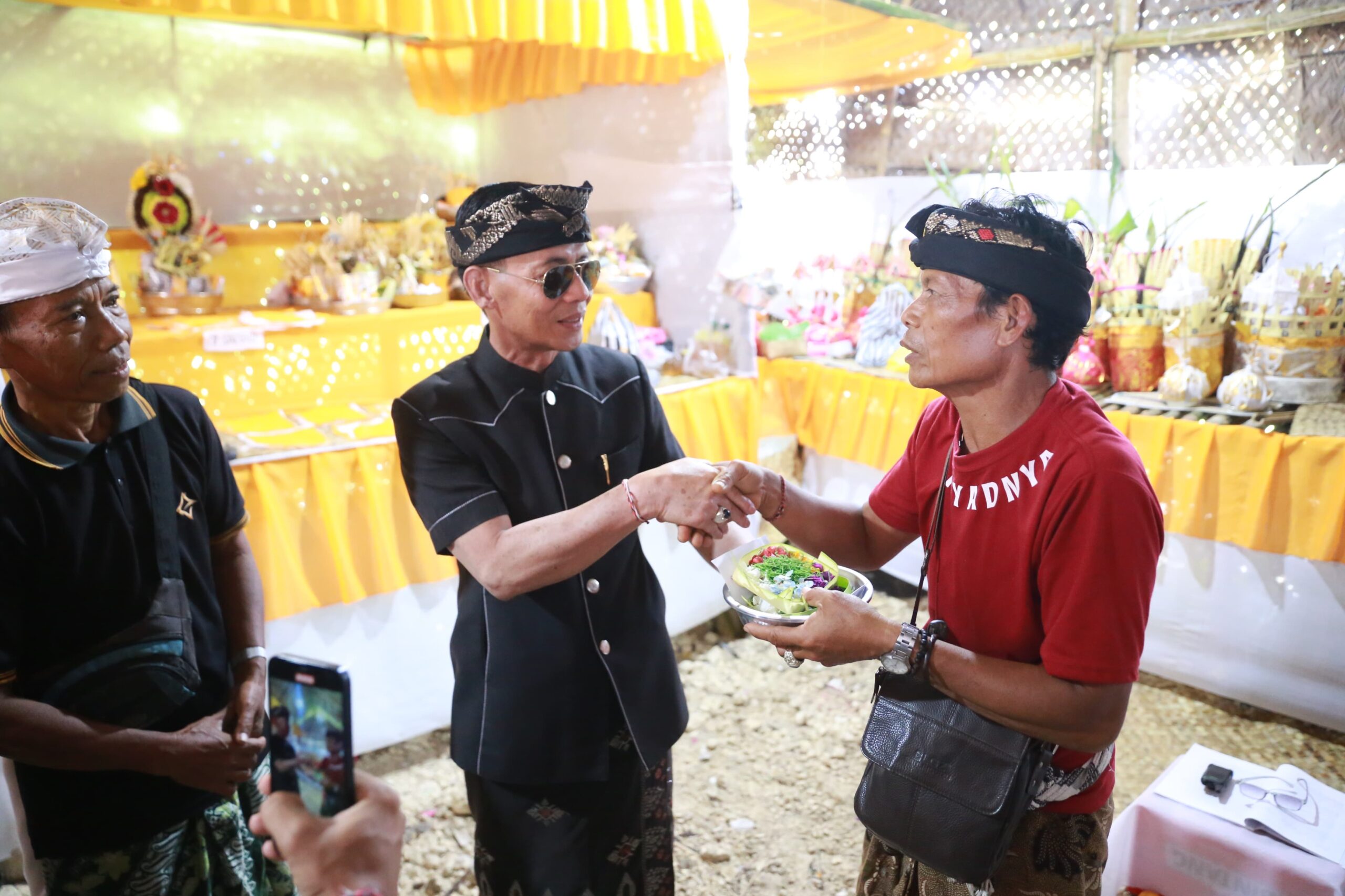 Bupati Satria Hadiri Karya Ngaben lan Atma Wedana