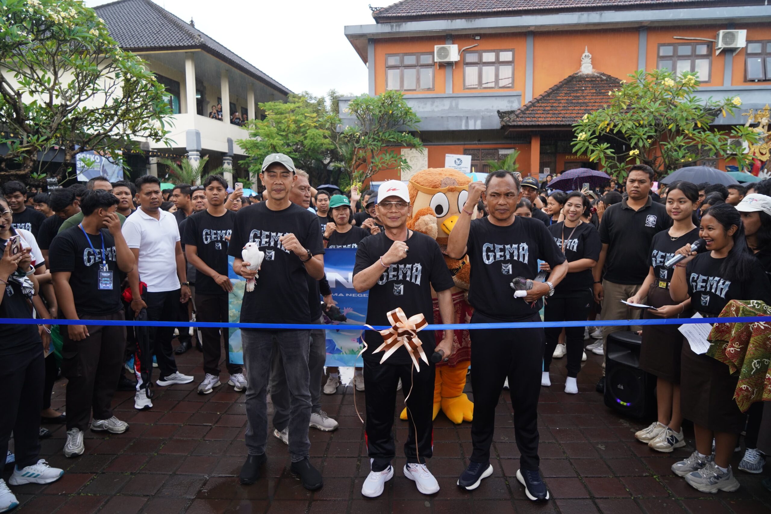 Jalan Santai Memeriahkan HUT ke 61 SMAN 1 Semarapura