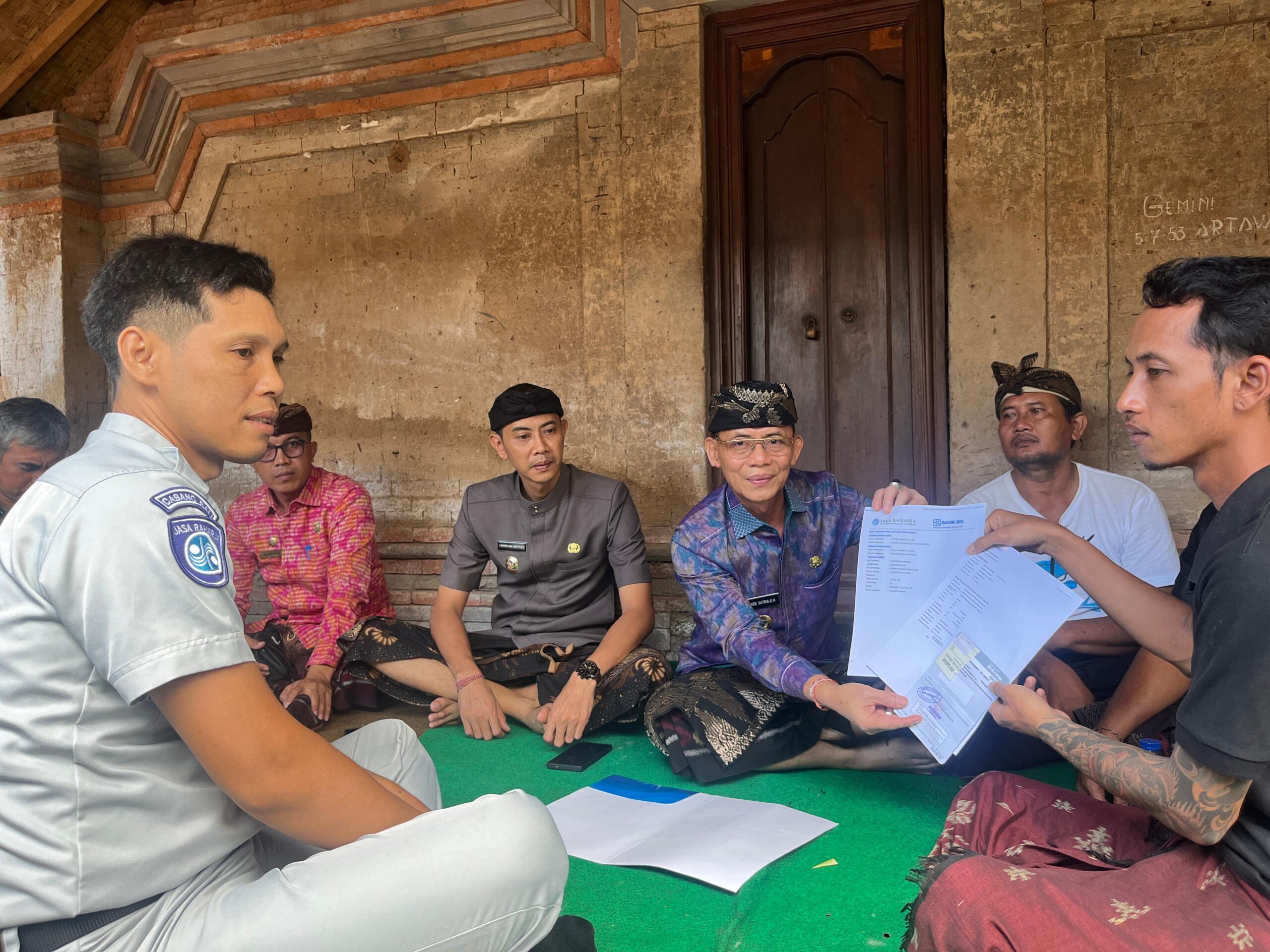 Bupati Satria Salurkan Bantuan Jasa Raharja Keluarga Korban KPM Tanu Pratama Jaya