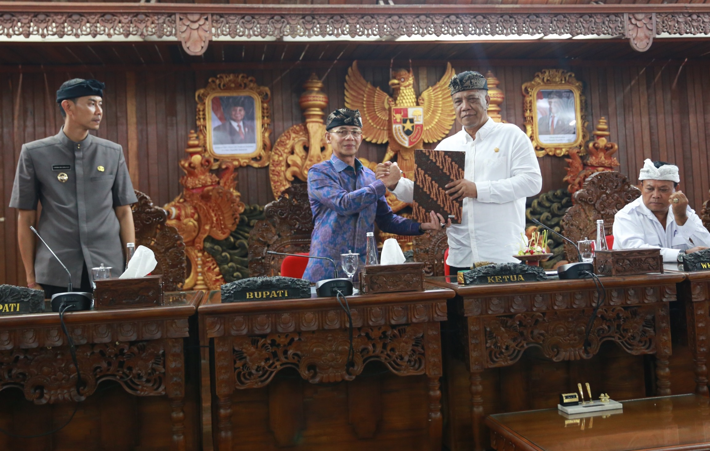 Bupati Klungkung I Made Satria bersama Wakil Bupati Tjokorda Gde Surya Putra menghadiri Rapat Paripurna I (Pertama)  Dewan Perwakilan Rakyat Daerah Kabupaten Klungkung, pada masa persidangan III (tiga) tahun sidang 2025