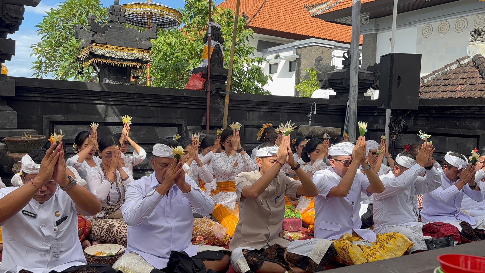 Wabup Tjok Surya Muspayang Pujawali di Pura Usadha Siddhi RSUD Klungkung