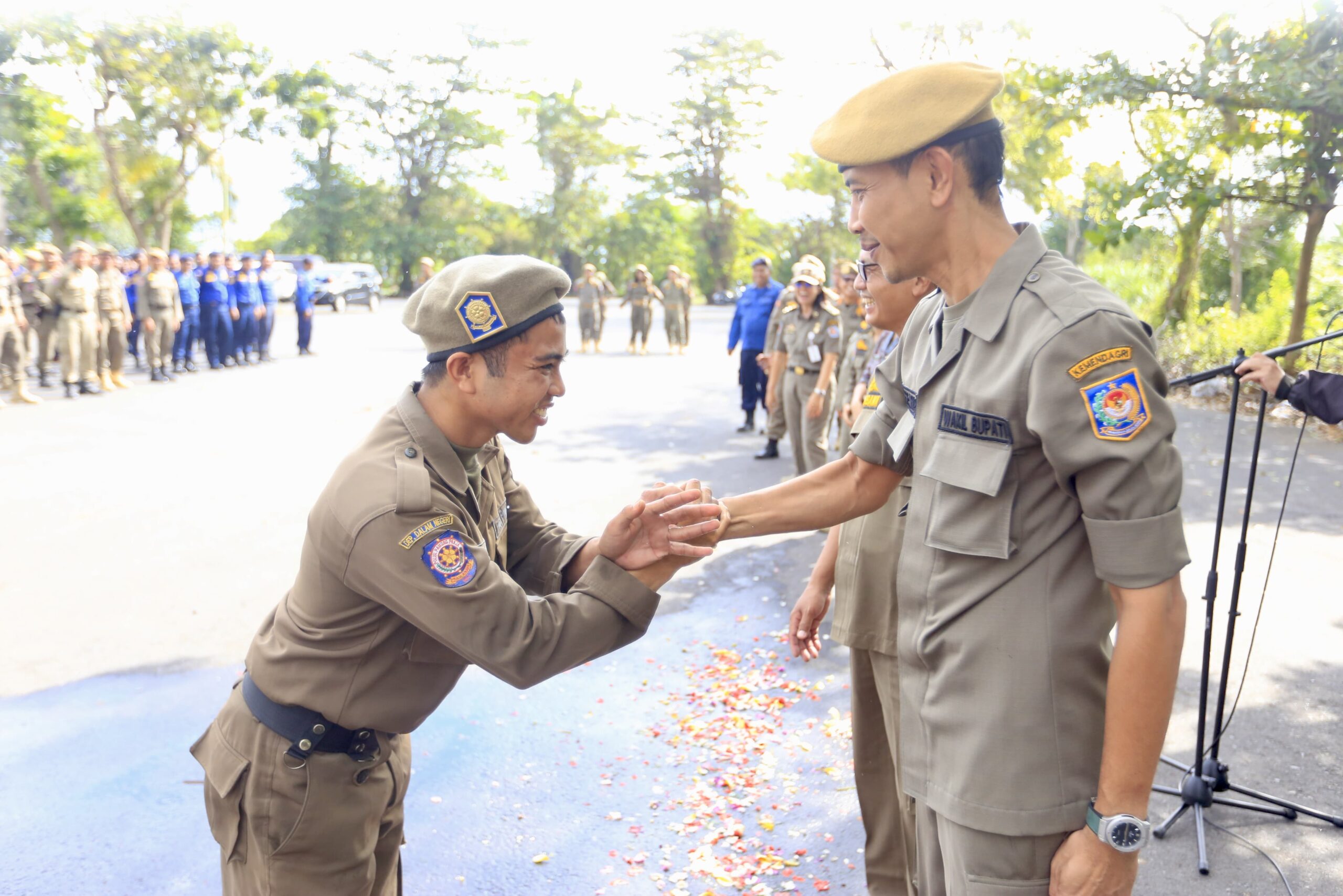 Wakil Bupati Klungkung menjadi Inspektur Upacara Pengukuhan dan Pembaretan Pegawai Pemerintah dengan Perjanjian Kerja tahun 2024 di Kesatuan Polisi Pamong Praja dan Pemadam Kebakaran Kabupaten Klungkung