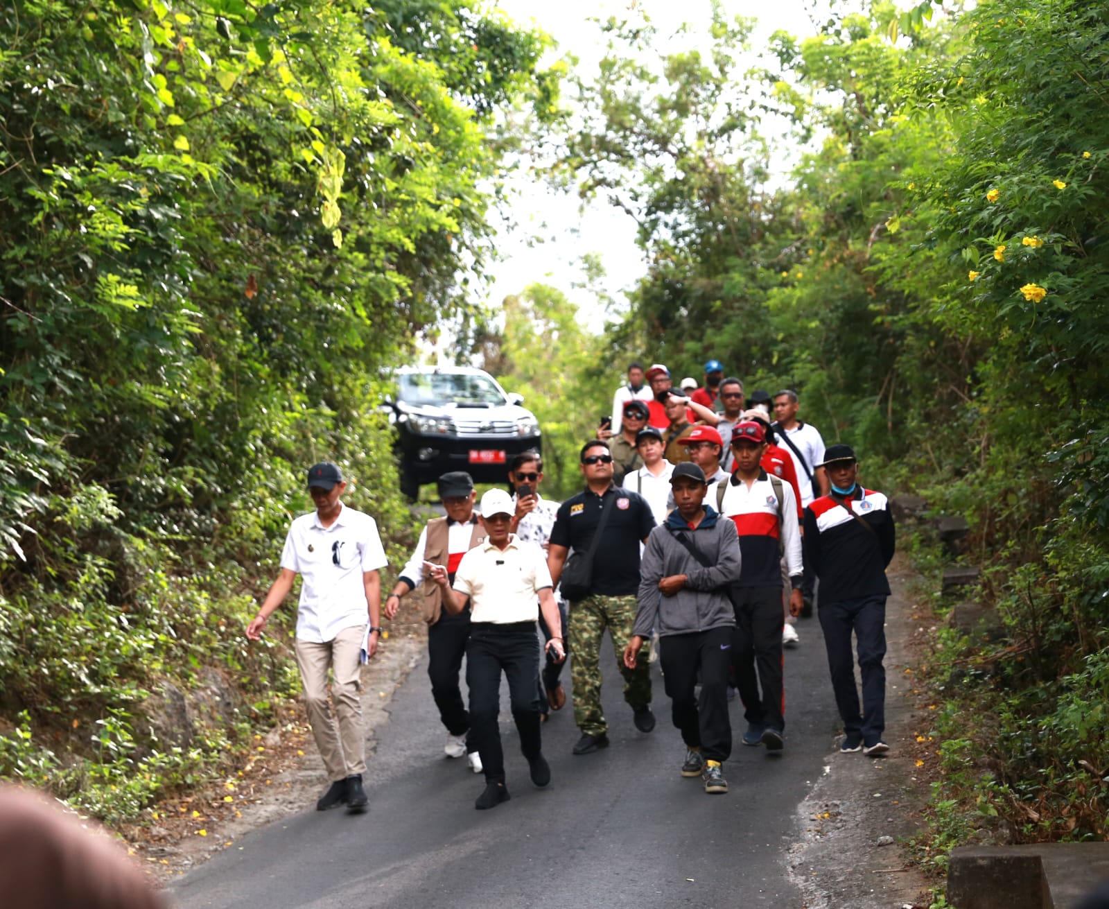 Tangani Jalan Rusak di Nusa Penida Dengan Aspal Hotmix, Bupati Satria Minta Rekanan Jaga Kualitas Pekerjaan