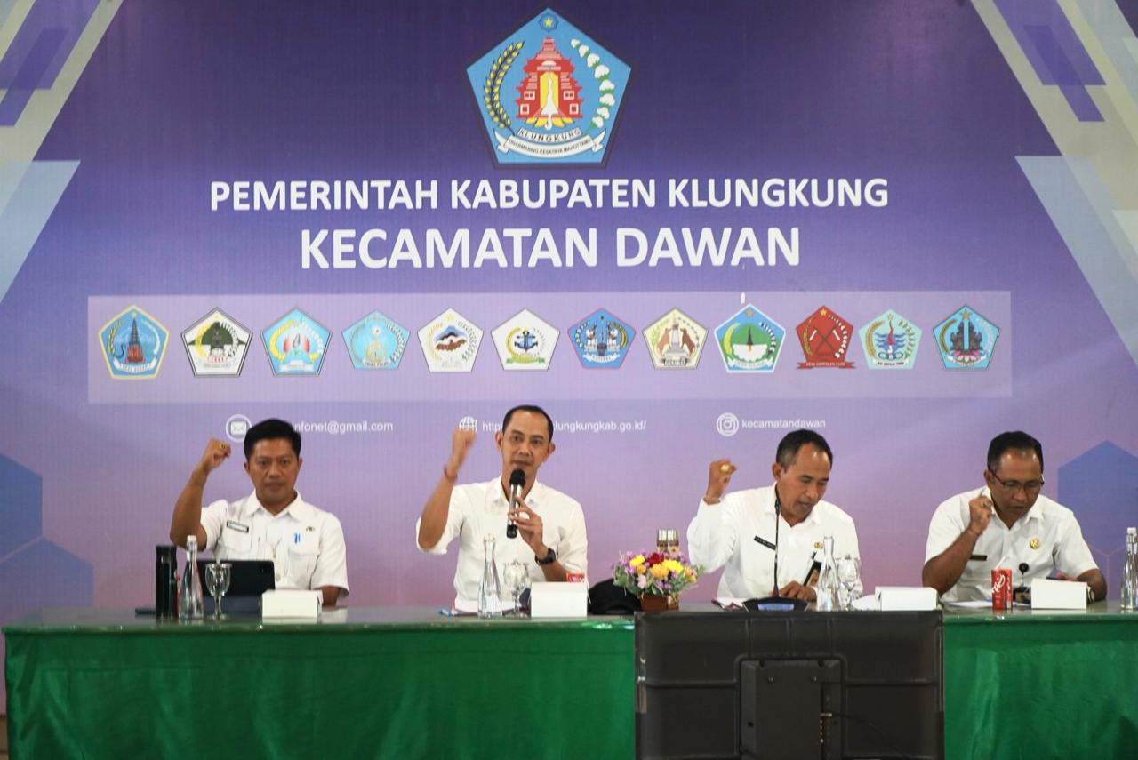 Wujudkan Pemerintahan Maksimal, Wabup Tjok Surya Ajak Perangkat Desa Bekerja Tulus dan Patuhi Regulasi