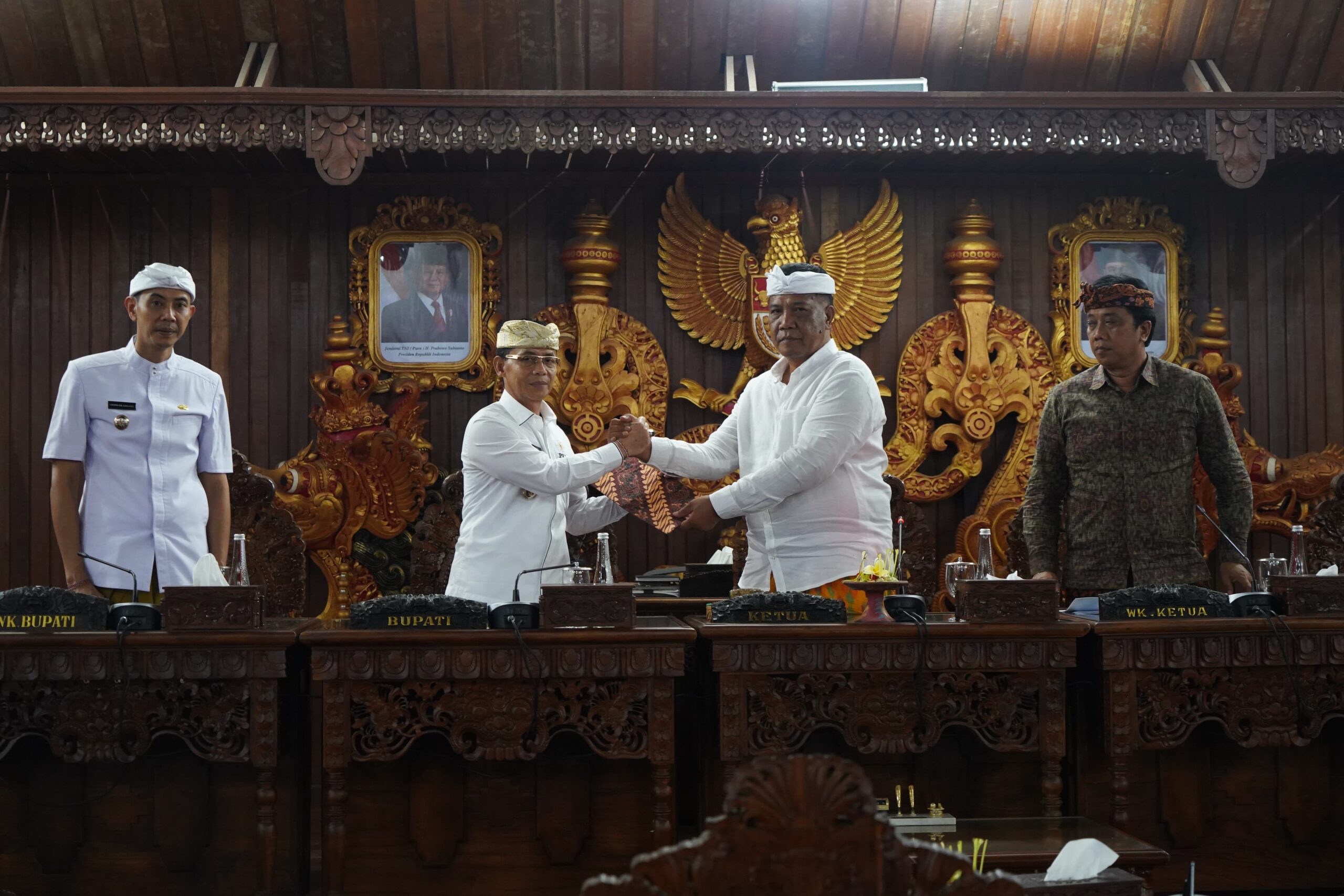 Bupati Klungkung I Made Satria bersama Wakil Bupati Tjokorda Gde Surya Putra menghadiri Rapat Paripurna Istimewa DPRD Kab Klungkung