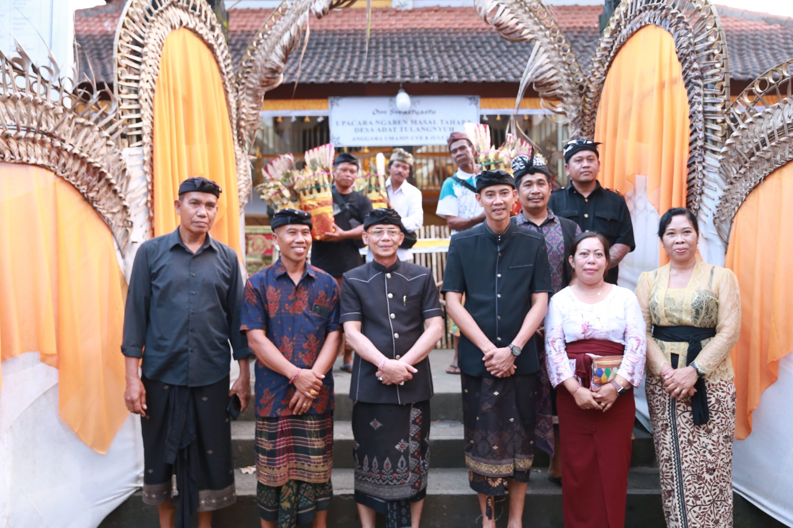 Bupati Klungkung I Made Satria dan Wakil Bupati Klungkung Tjokorda Gde Surya Putra menghadiri Karya Ngaben Massal Tahap V bertempat di Desa Adat Tulang Nyuh Desa Tegak Klungkung.