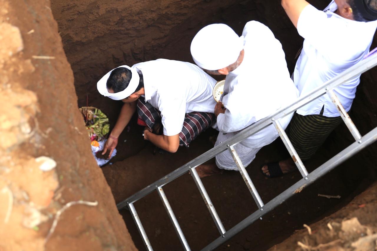 Pimpin Peletakkan Batu Pertama, Wabup Tjok Surya Minta Rekanan Bekerja Maksimal