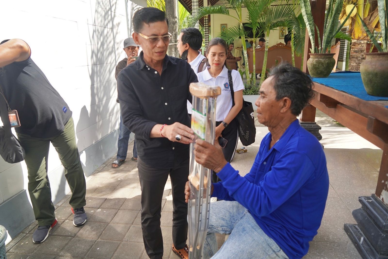 Bupati Satria Serahkan Tongkat Kruk Kepada I Wayan Murca