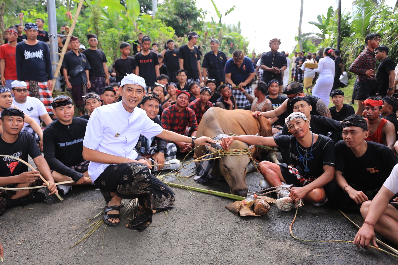 Mecaru Mejaga Jaga Desa Adat Besang Kawan Tohjiwa Membersihkan dan Menetralisir Alam dari Pengaruh Negatif