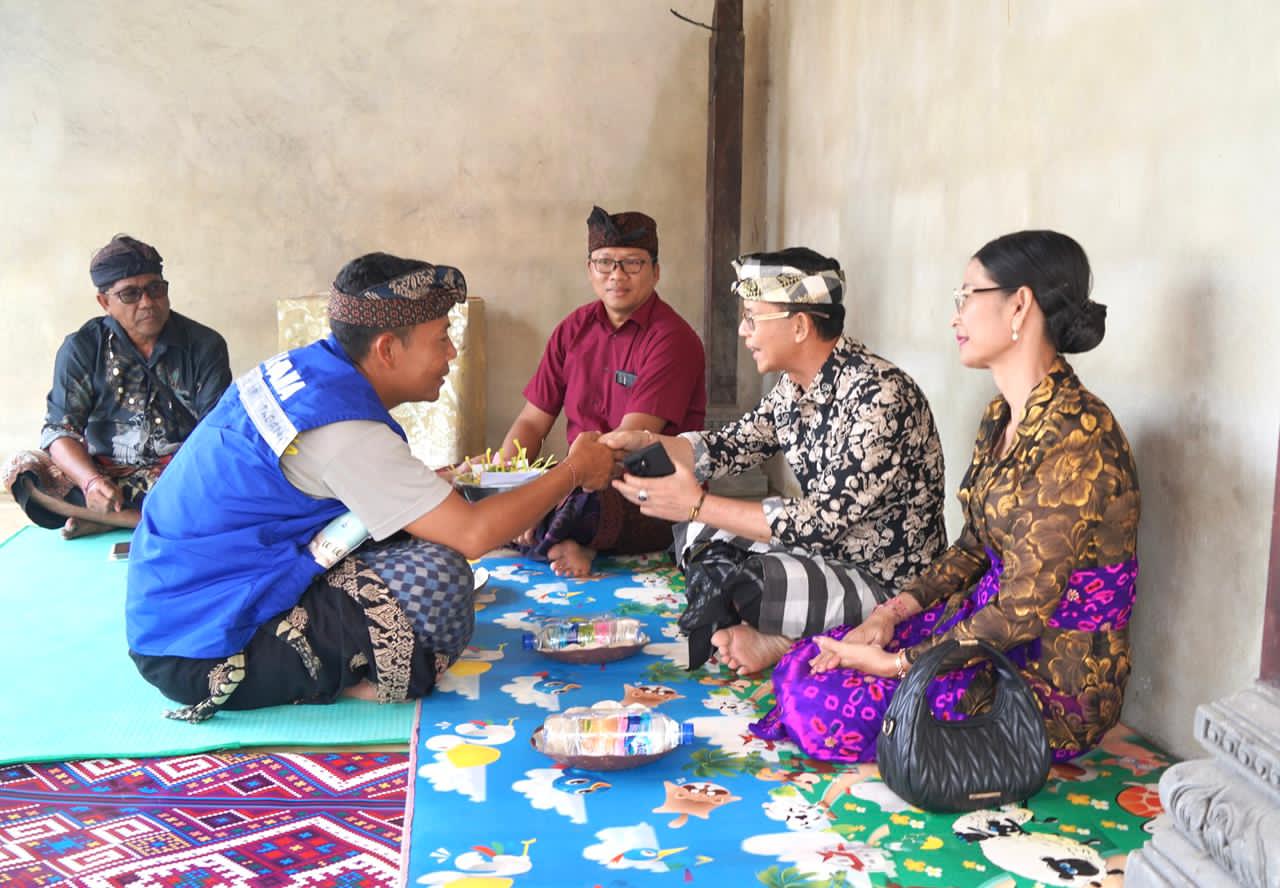 Bupati Satria Hadiri Ngaben Masal Desa Batukandik Nusa Penida