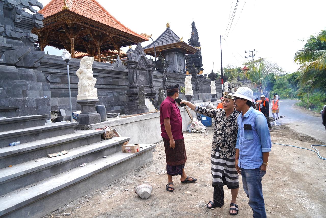 Tinjau Proyek Rabat Beton Bupati Satria Minta Rekanan Jaga Kualitas Pekerjaan
