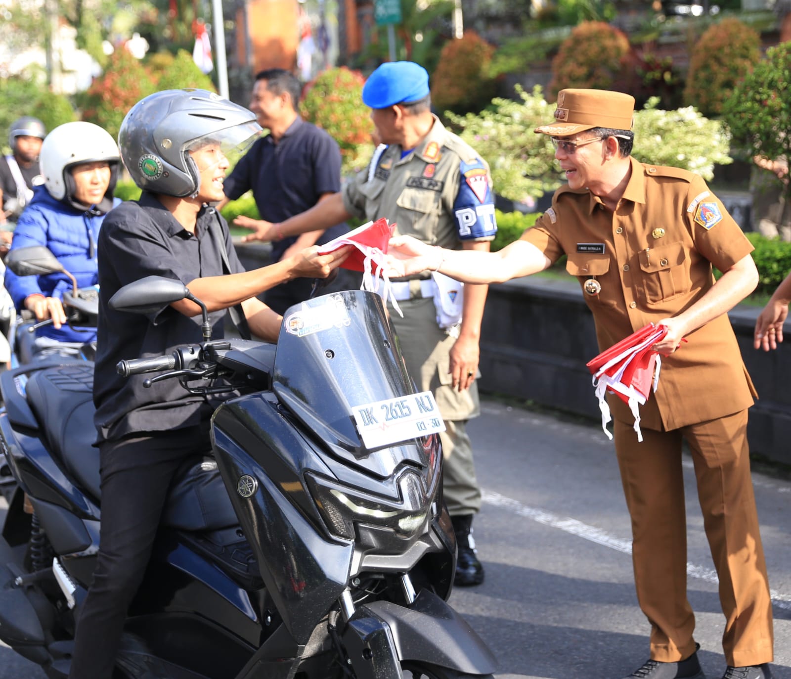 Tanamkan Rasa Nasionalisme dan Patriotisme, Bupati Satria Bagikan Bendera Merah Putih