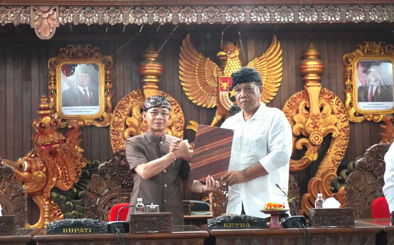 Bupati Satria Hadiri Penetapan Ranperda APBD Tahun 2025