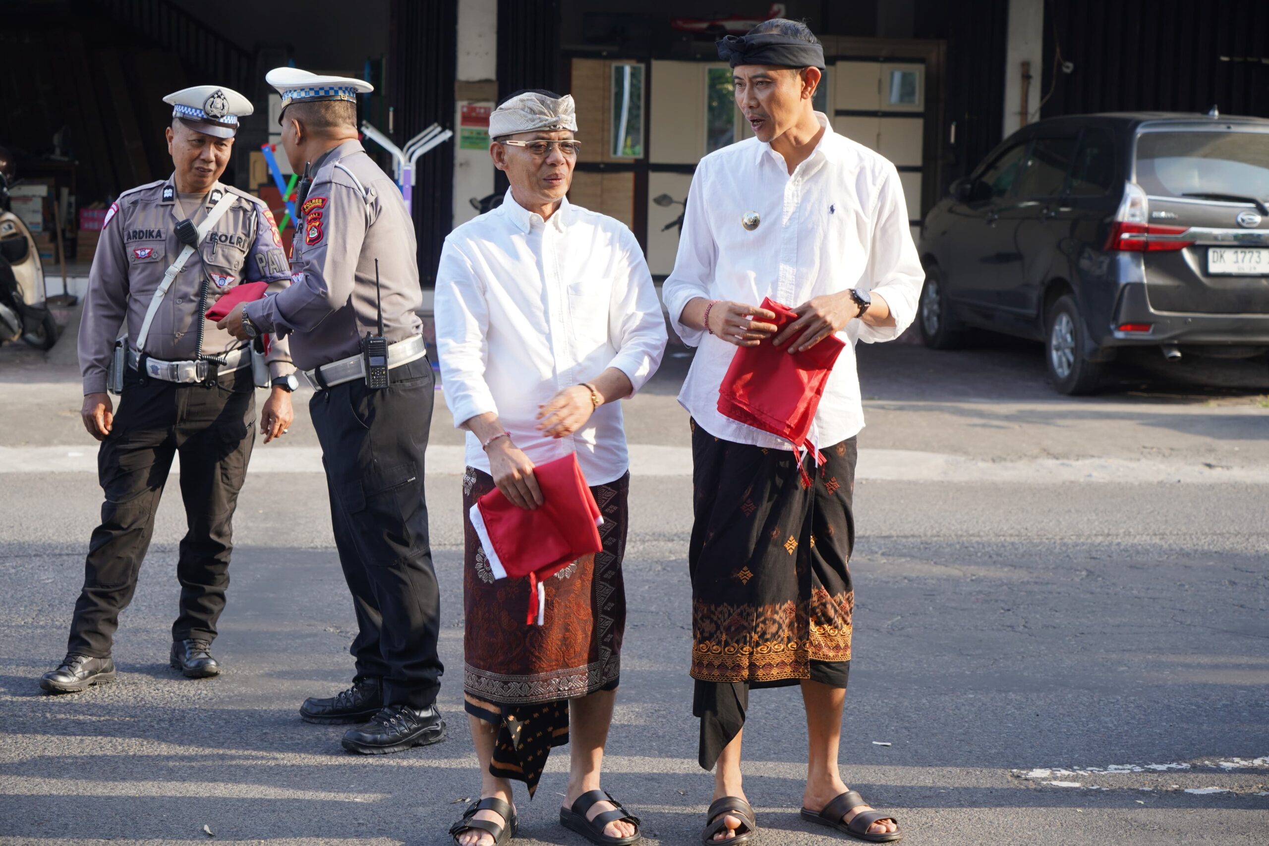 Semarakkan HUT RI ke 80, Pemkab Klungkung Bagi Bagi Bendera Merah Putih