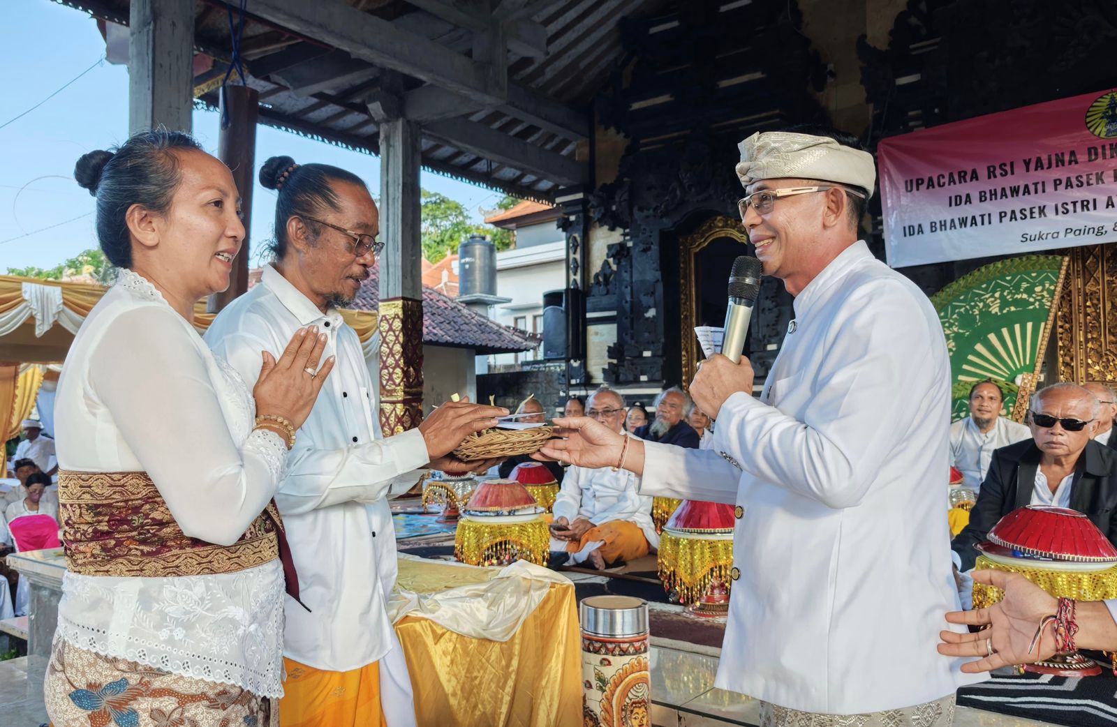 Bupati Klungkung I Made Satria menghadiri undangan Upacara Rsi Yadnya Diksa Dwijati/Apodgala