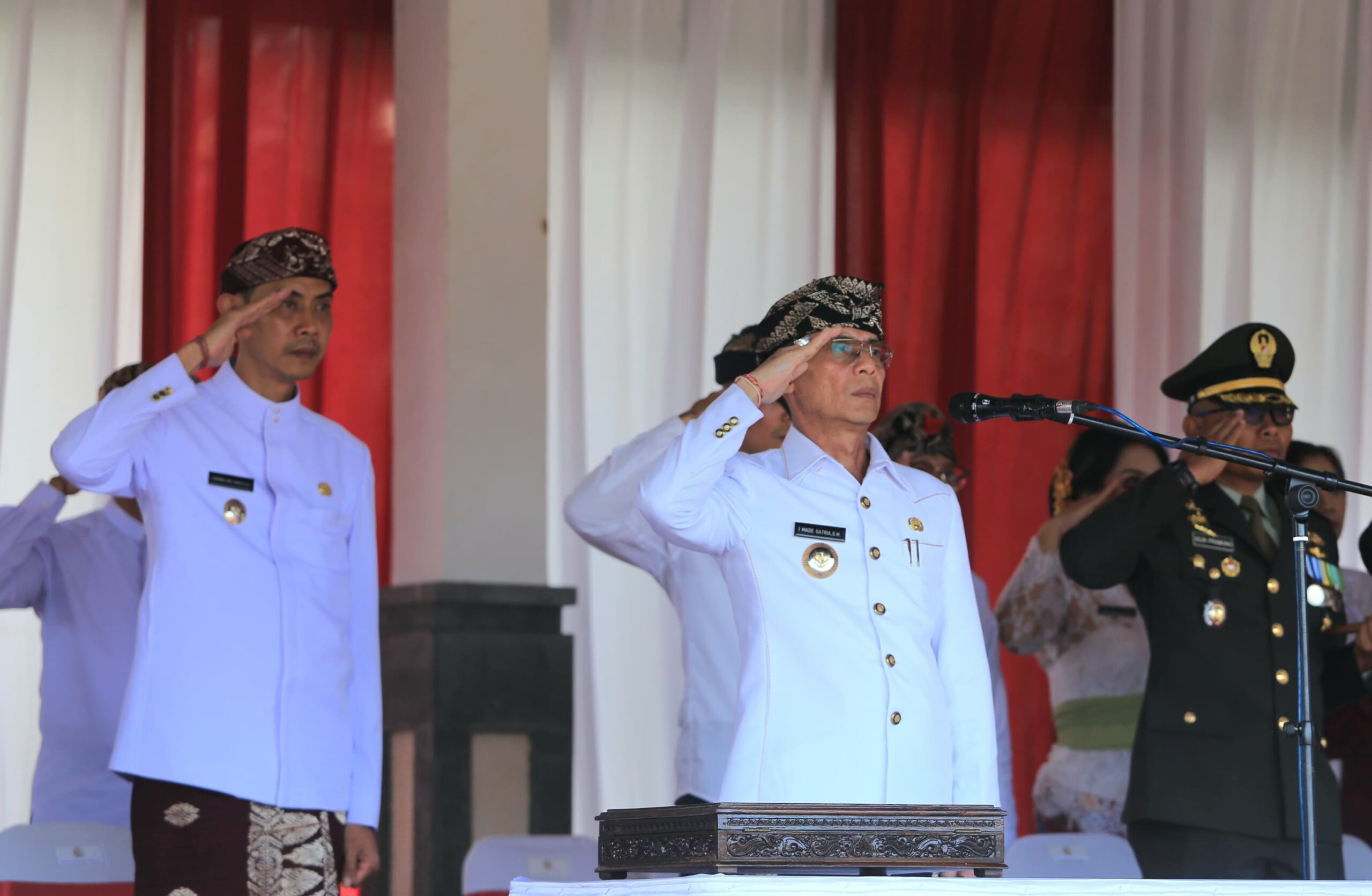 Bupati Satria Pimpin Upacara Penurunan Bendera HUT Kemerdekaan RI ke-80