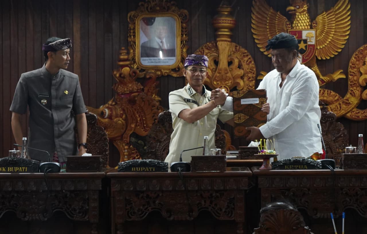 Rapat Paripurna II DPRD Klungkung Tentang Penetapan Tiga Ranperda