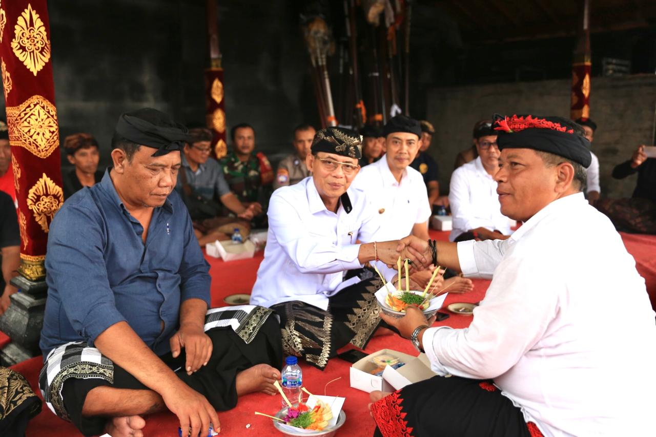 Bupati Satria dan Wabup Tjok Surya Hadiri Upacara Ngaben Masal Desa Adat Timuhun