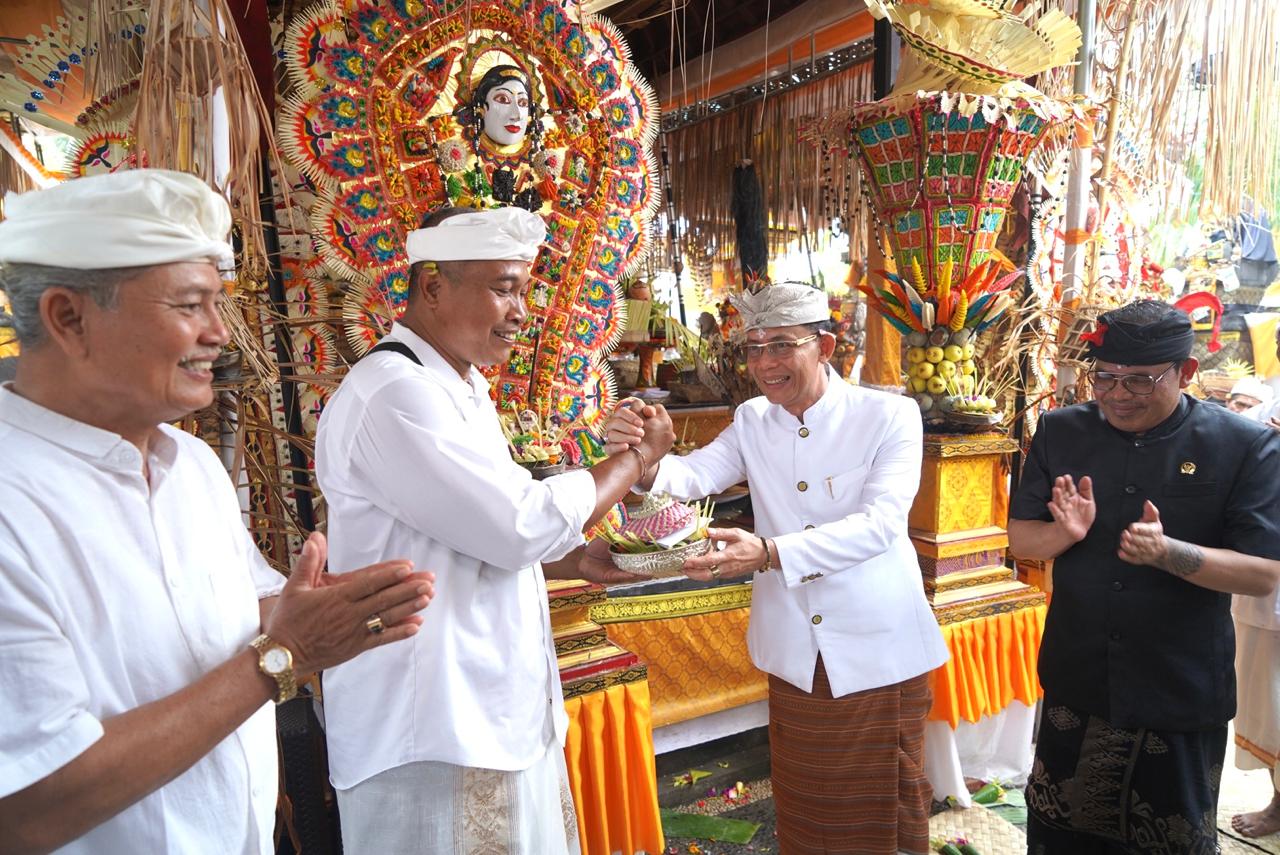 Bupati Satria Muspayang Bakti Karya Ngenteg Linggih di Pura Ibu Babakan Kemoning