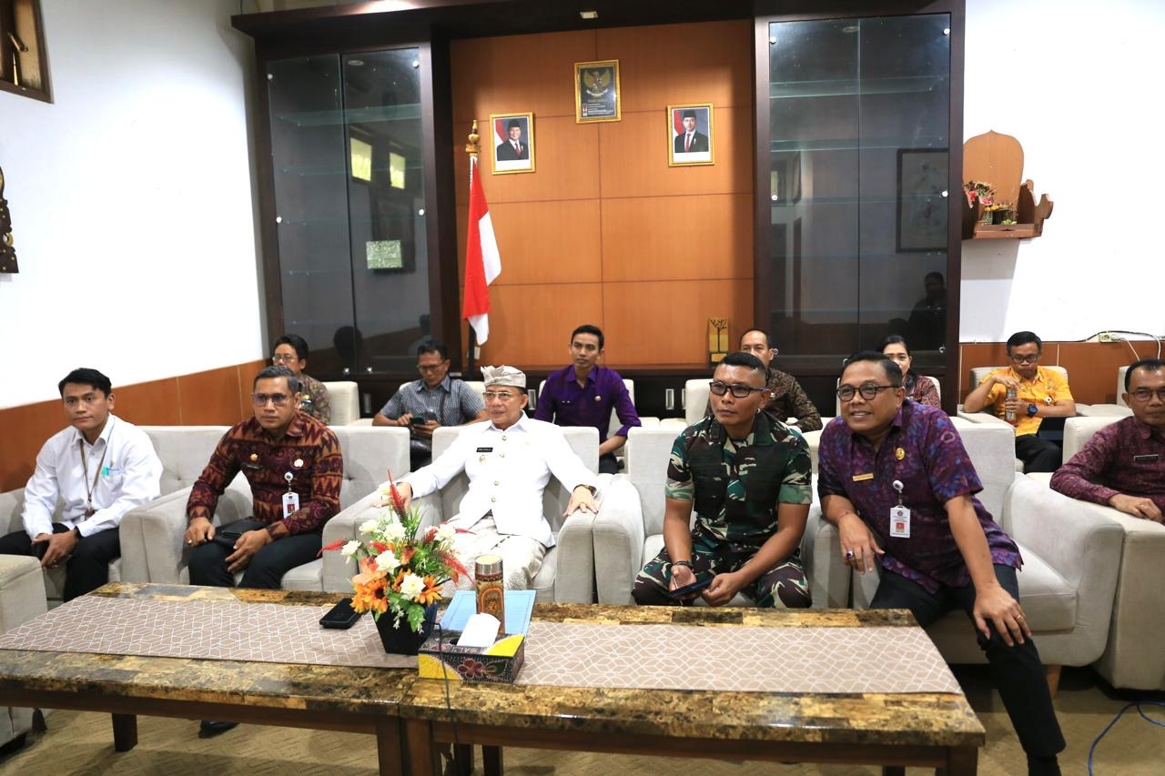 Bupati Klungkung, I Made Satria mengikuti arahan Menteri Dalam Negeri terkait perkembangan situasi terkini dan pengendalian inflasi tahun 2025 melalui video conference
