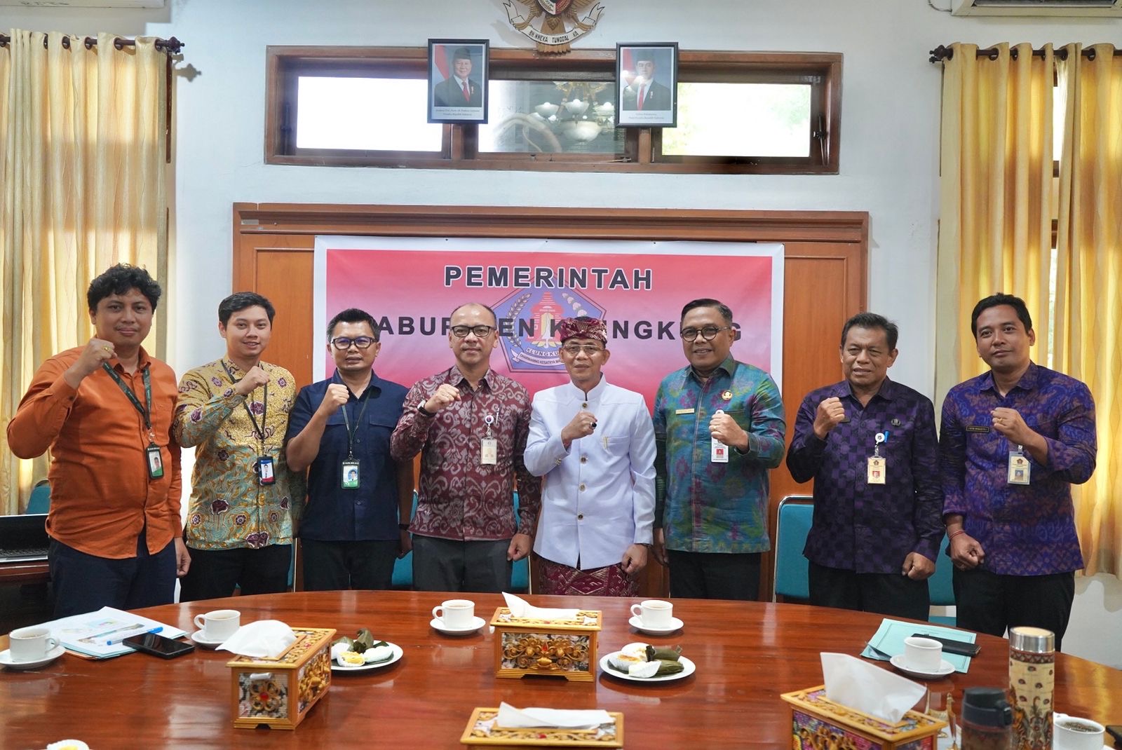 Bupati Klungkung, I Made Satria didampingi Sekrataris Daerah Kabupaten Klungkung Anak Agung Gede Lesmana menerima Audiensi Tim Percepatan dan Perluasan Digitalisasi Daerah (TP2DD)