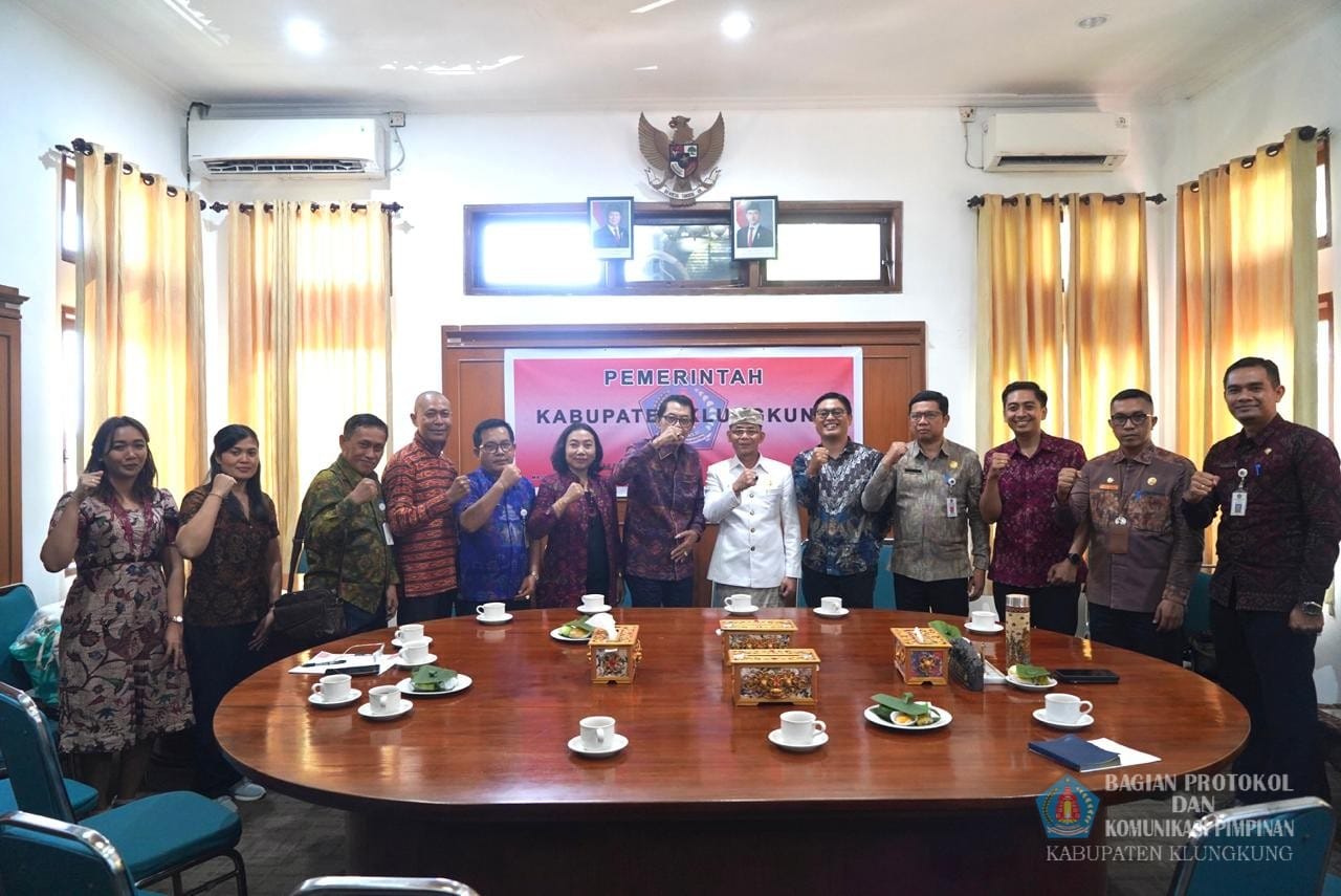Bupati Klungkung, I Made Satria menerima audiensi Rektor Institut Teknologi dan Pendidikan Markandeya Bali, Dr. I Wayan Numertayasa di ruang rapat Kantor Bupati Klungkung
