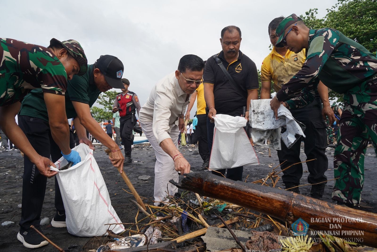 Pemkab Klungkung Gelar Aksi Bersih Sampah Plastik di Pantai Segara dan Banjar Bias