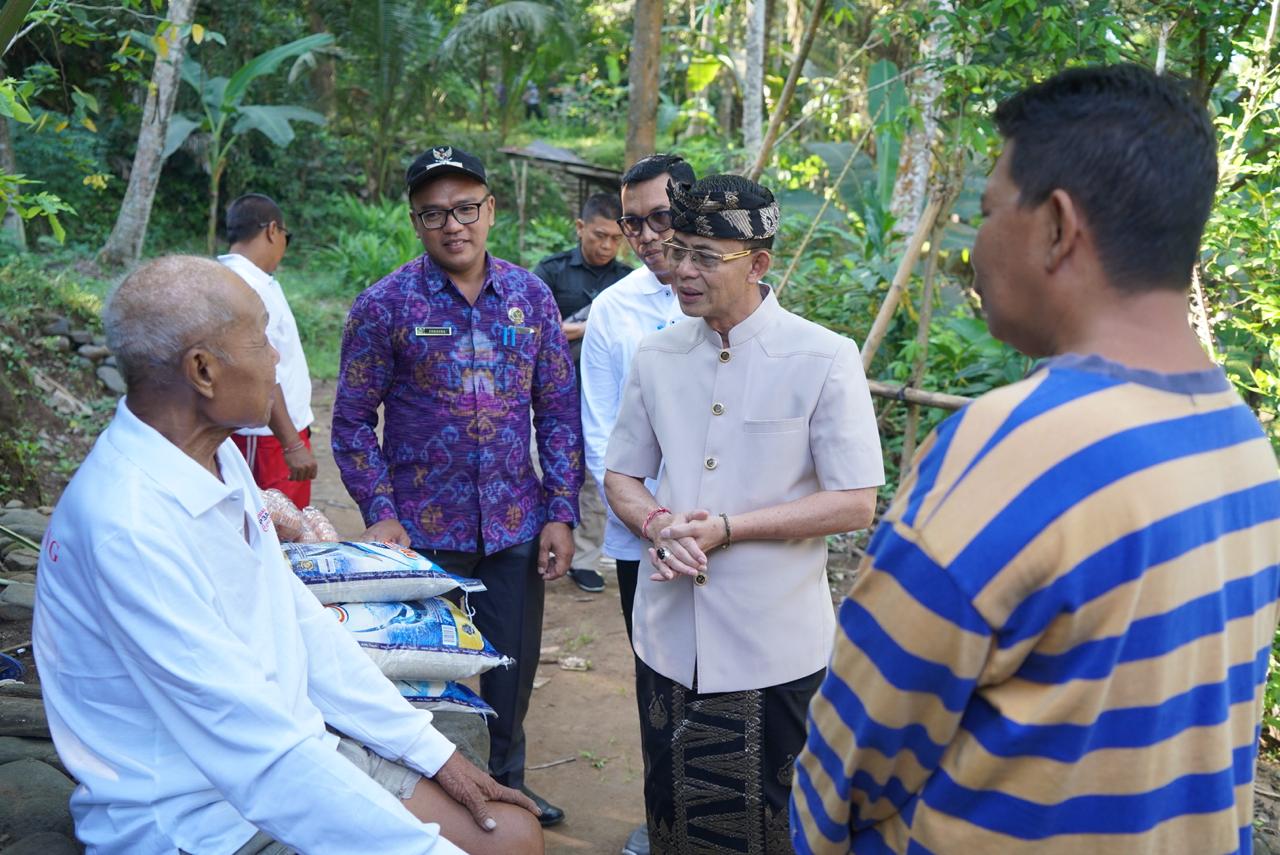 Peduli Terharap Warga, Bupati Satria Serahkan Bantuan Sosial Kepada Tiga Warga di Kecamatan Dawan