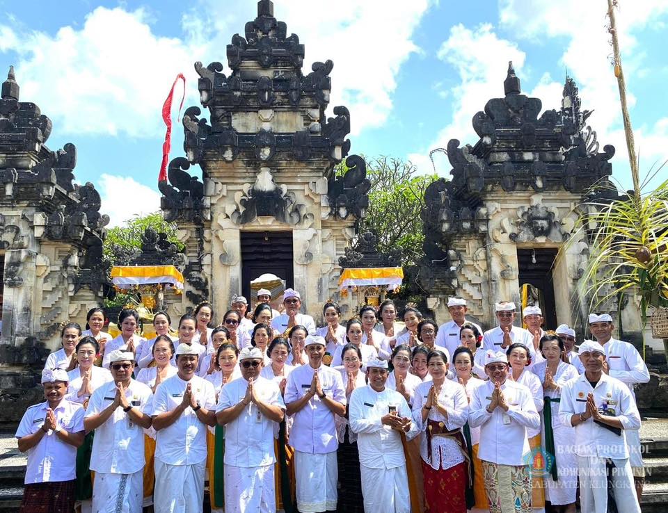 Wabup Tjok Surya Muspayang Pujawali di Pura Jagatnatha