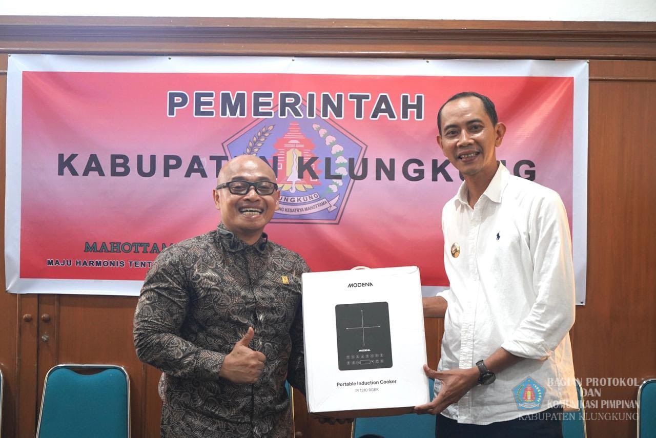 Bupati Klungkung, I Made Satria bersama Wakil Bupati Klungkung, Tjokorda Gde Surya Putra menerima audiensi PT PLN Icon Plus