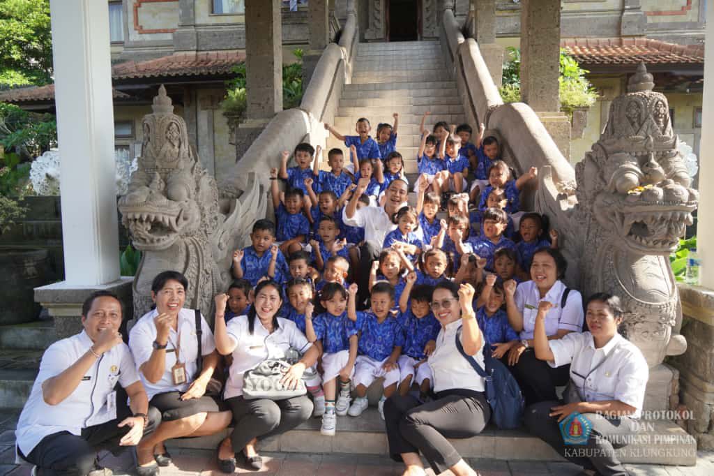Wakil Bupati Klungkung Tjokorda Gde Surya Putra menyambut hangat rombongan cilik dari TK Negeri Semarapura Tengah di Kantor Bupati Klungkung.