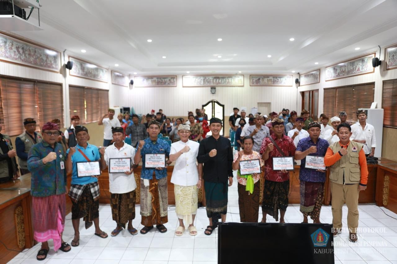 Bupati Satria Salurkan Bantuan Sosial Provinsi Bali Untuk Masyarakat Terdampak Bencana