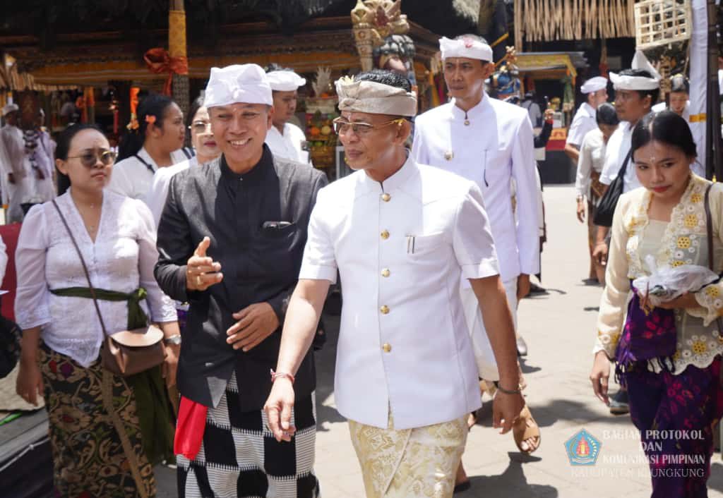 Bupati Satria Pimpin Bakti Penganyar di Pura Tuluk Biyu, Puncak Penulisan dan Ulun Danu Batur