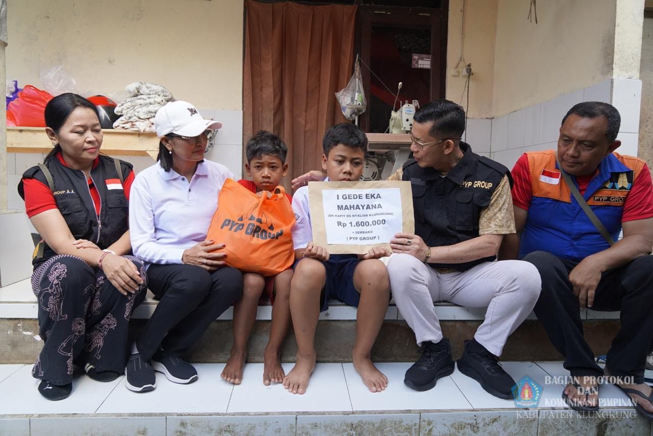 Serahkan Bantuan Sosial Bupati Satria Semangati Anak Yatim Piatu di Desa Nyalian