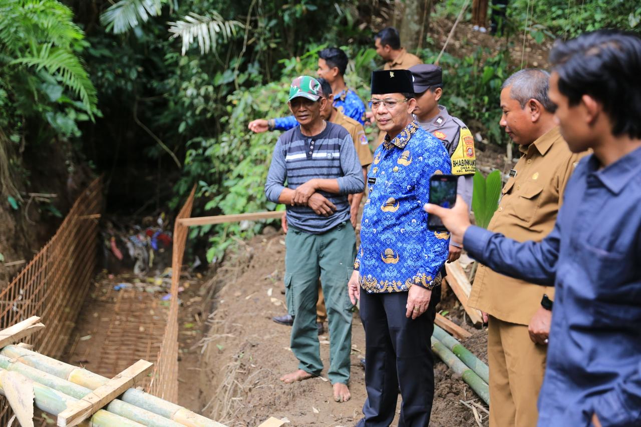 Bupati Satria Tinjau Perbaikan Saluran Irigasi Subak Tohpati Banjarangkan