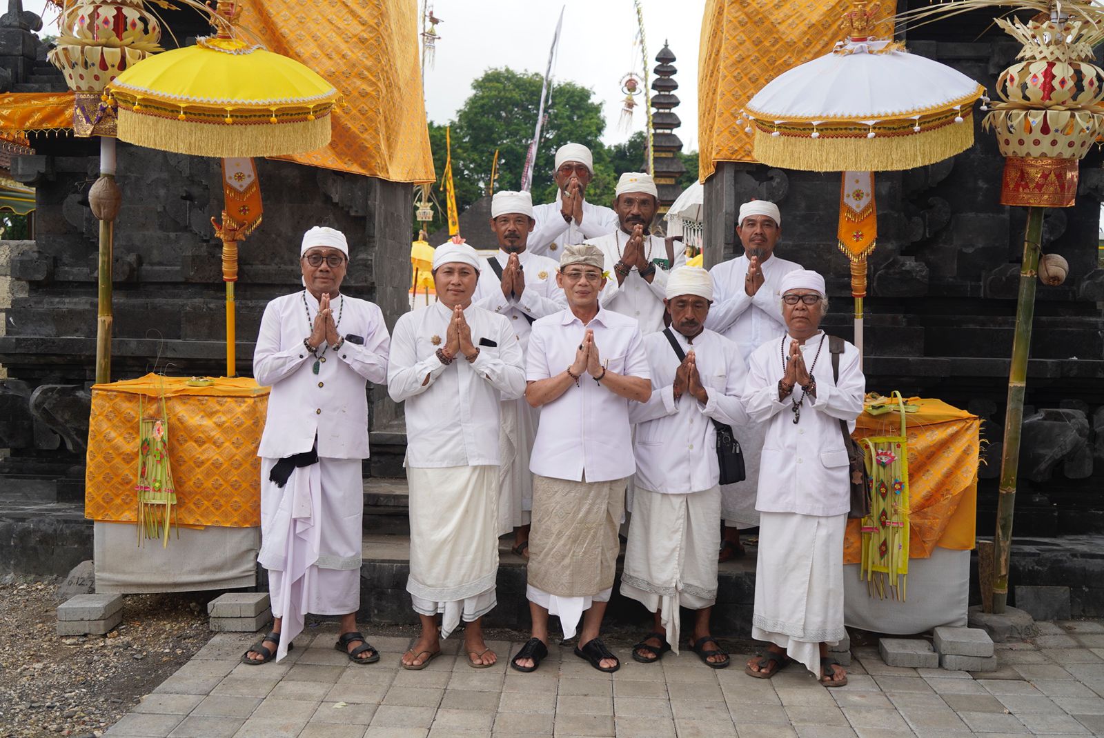 Bupati Satria Muspayang Bakti Pengayar di Pura Kahyangan Jagat Puser Saab Nusa Panida dan Pura Sad Khayangan Goa Lawah