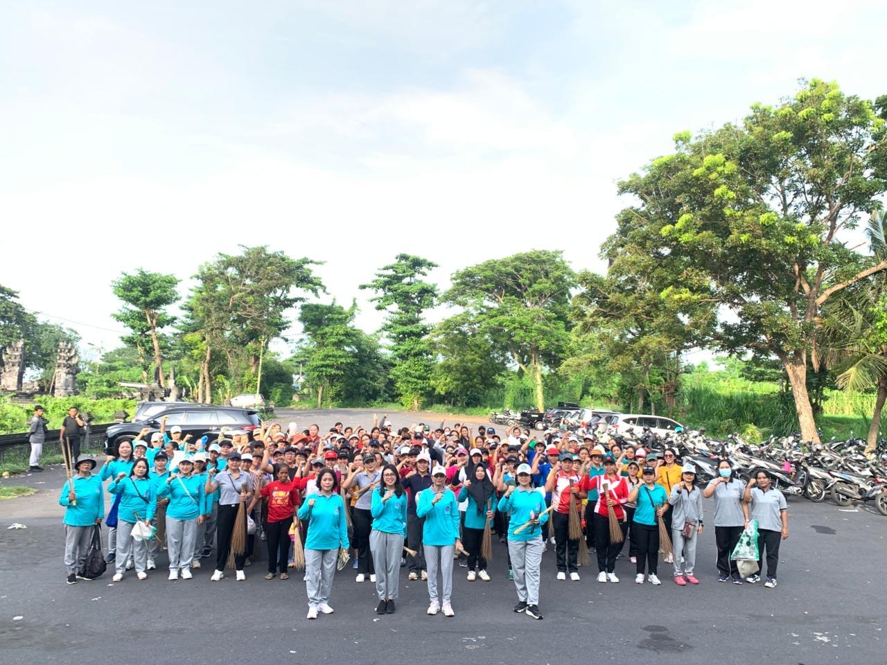 Ny. Eva Satria Pimpin Gerakan Bersih-Bersih Serentak Sampah Plastik di Pantai Watu Klotok