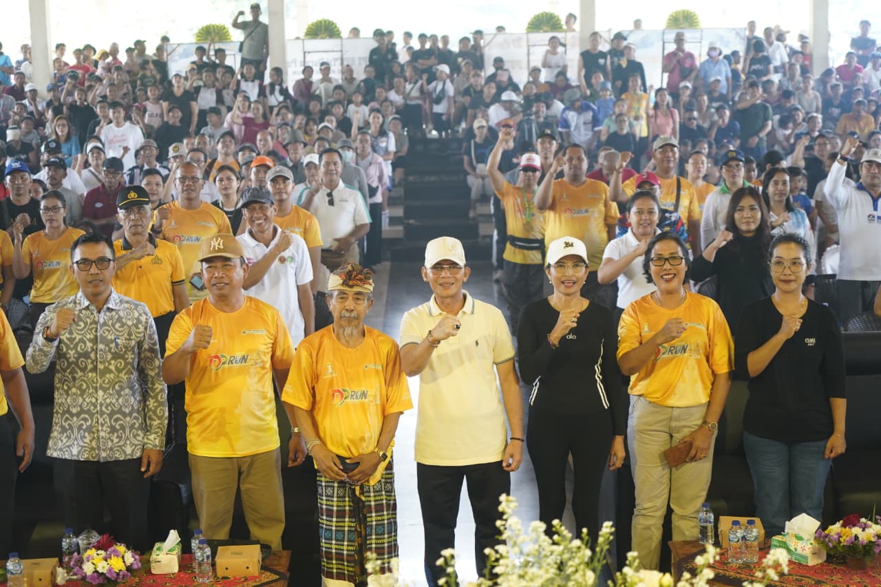 Bupati Klungkung Lepas Funwalk 5K pada Puncak HUT ke-56 BPR Tri Darma Putri
