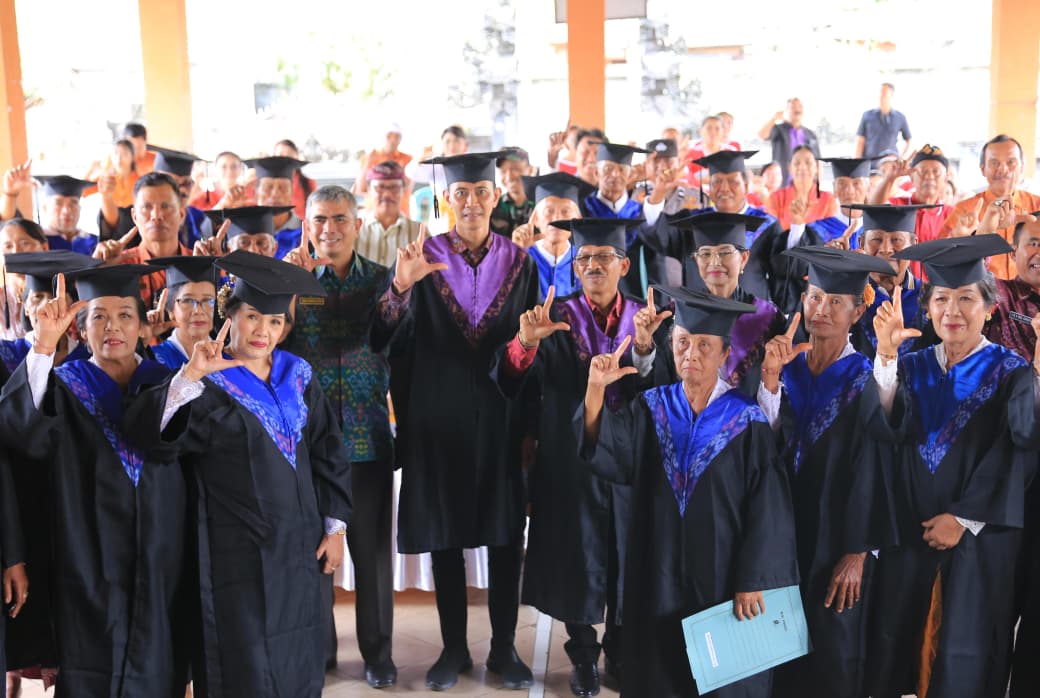 Wabup Klungkung Hadiri Wisuda Sekolah Lansia Wreda Dharma Sesana Desa Aan