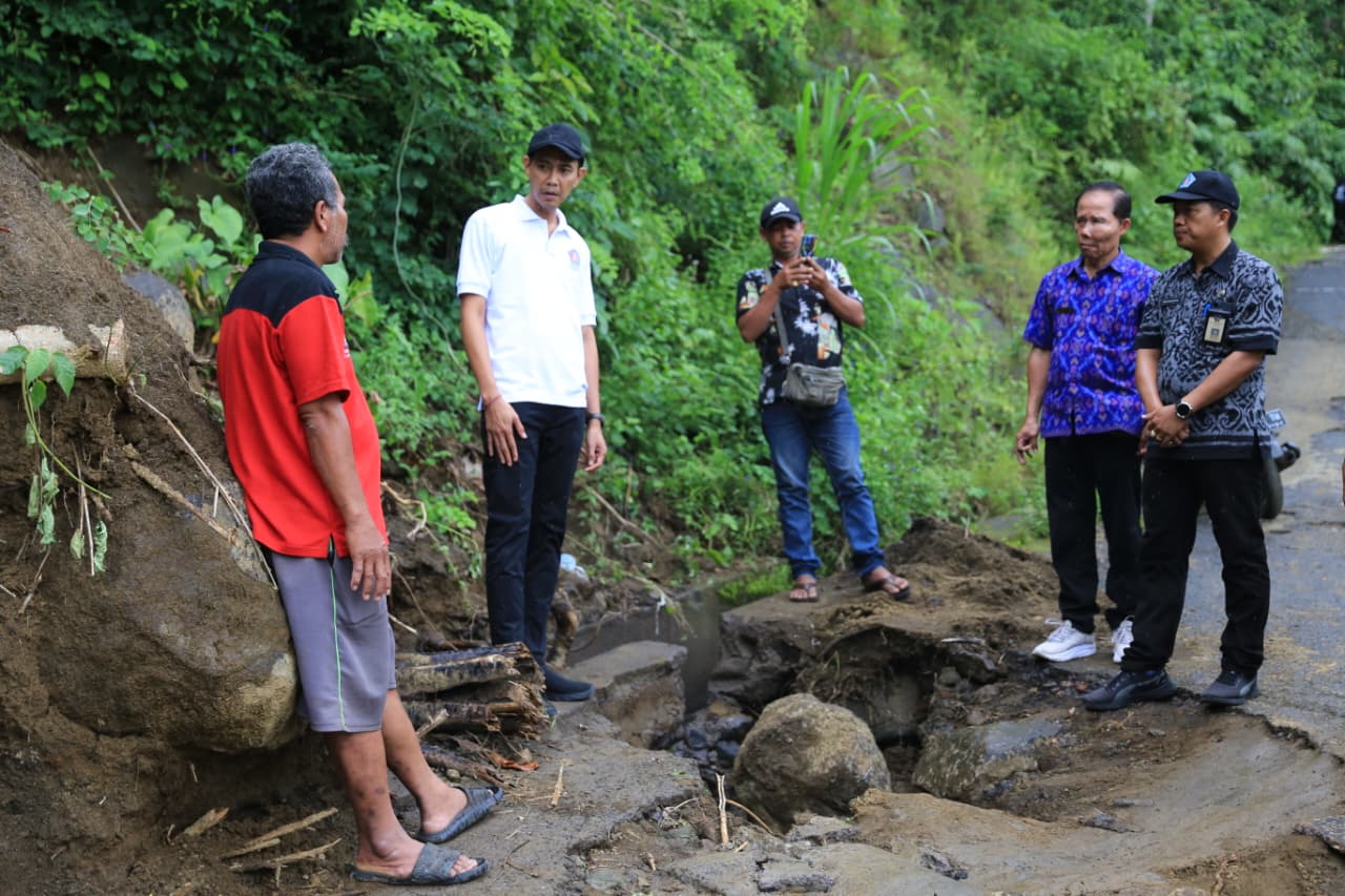Wabup Tjok Surya Tinjau Kerusakan Jalan Bukit Abah di Desa Besan, Pastikan Anggaran Revitalisasi 2026