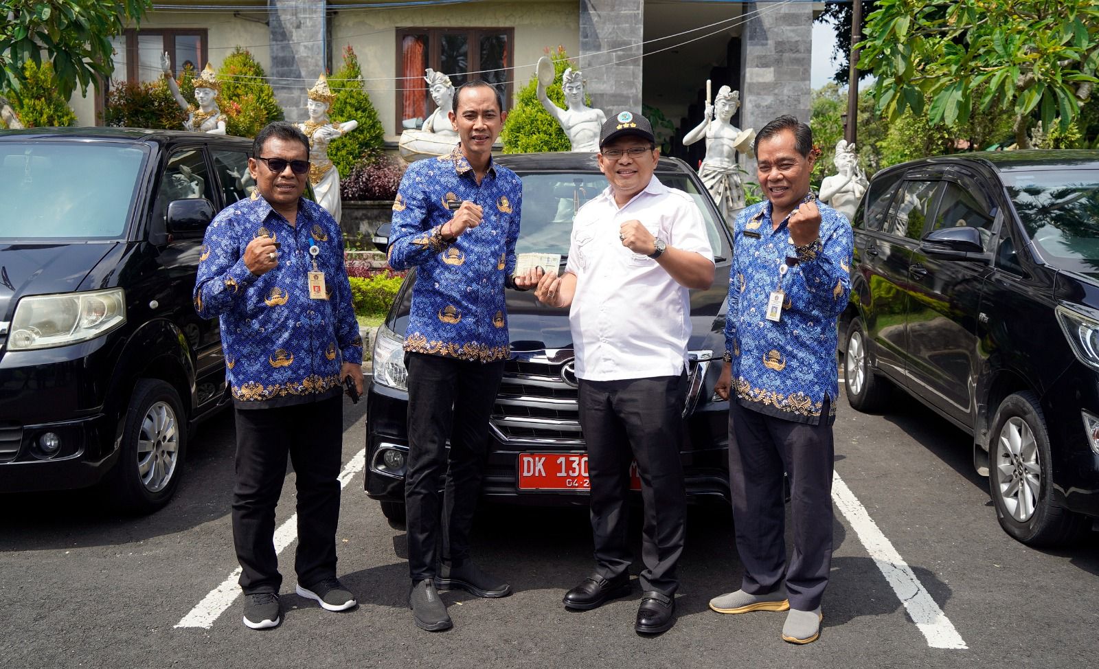 Wabup Tjok Surya Serahkan Pinjam Pakai Kendaraan Dinas Kepada BNN Klungkung